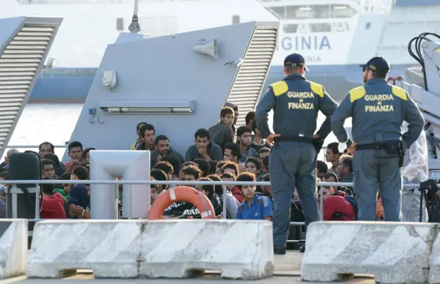 مهاجرون غير شرعيين