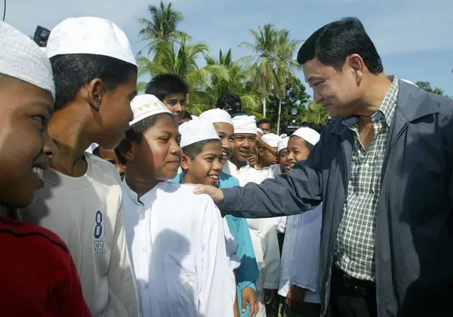 YALA, THAILAND: Thailand's Prime Minister Thaksin talks with Muslim students of a religious school in troubled southern Yala province, 07 May 2004.