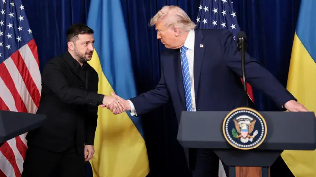 Os presidentes dos EUA e da Ucrânia, Donald Trump e Volodymyr Zelensky, se cumprimentando