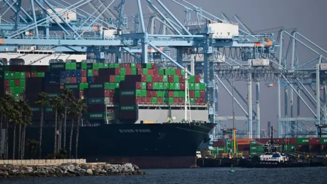 Un barco cargado con contenedores en un puerto de EEUU.