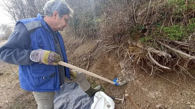 Zoran Marković na terenu u selu Osmakovo sakuplja materijal