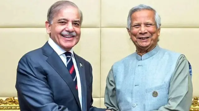 পাকিস্তানের প্রধানমন্ত্রী শাহবাজ শরিফের সঙ্গে বাংলাদেশের অন্তর্বর্তীকালীন সরকারের প্রধান উপদেষ্টা ড. মুহাম্মদ ইউনূস