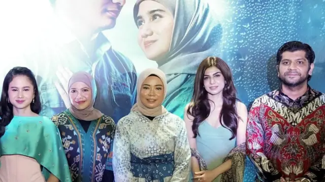 نورما ریسما، چې په منځ کې ولاړه ده او سپینې جامې یې اغوستې دي د فلم د سکریپټ لیکلو پرمهال د تخلیقي پروسې برخه وه. 