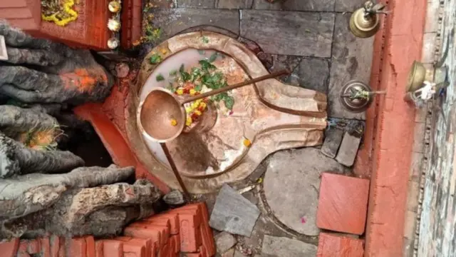 पशुपतिनाथ मन्दिर परिसरमा रहेको रुद्रागारेश्वर महादेवमा तामाको जलहरी छ 