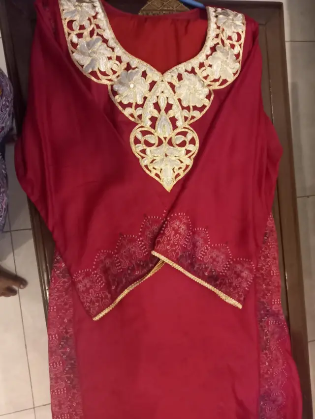 दिल्ली और बरेली में बनाए जाने वाले सिल्क के सूट और साड़ियां