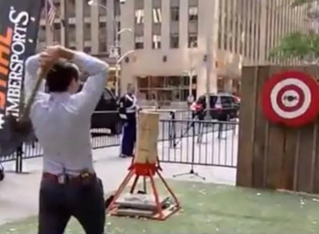 Пит Хегсет замахивается топором, целясь в красную мишень перед ним