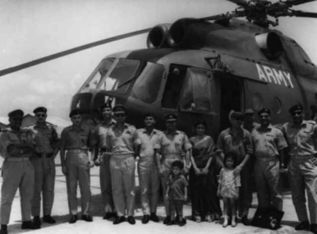 பாகிஸ்தான் விமானப்படை 1971ம் ஆண்டு டிசம்பர் 3 மாலை இந்தியா மீது வான்வழித் தாக்குதல்களை நடத்தியது. அதைத் தொடர்ந்து அன்றிரவே இந்திய விமானங்கள் டாக்கா விமான நிலையத்தைத் தாக்கின.