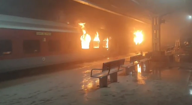 టాటా నగర్ ఎర్నాకుళం ఎక్స్‌ప్రెస్, మంటల్లో చిక్కుకున్న బోగీలు