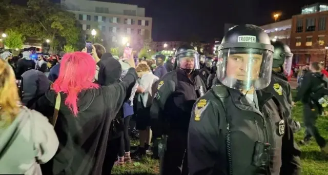 ক্যাম্পাসে পুলিশ