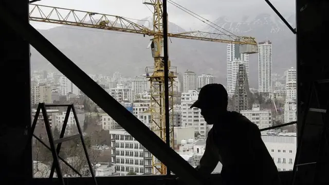 یک کارگر ساختمانی ایرانی در حال کار بر روی یک ساختمان چندطبقه در یکی از محله‌های مرفه شمال تهران، ۱۲ مارس ۲۰۰۸.
کارگری روزمزد و مشاغل غیررسمی همچنان از مهم‌ترین منابع درآمد بسیاری از ساکنان مناطق کم‌برخوردار و حاشیه‌ای ایران به شمار می‌روند.