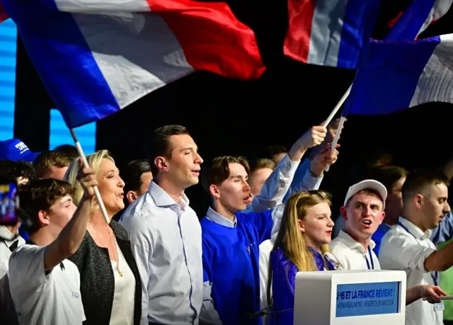 Marine Le Pen junto a Jordan Bardella en un evento de su partido