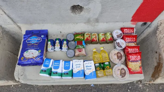 Foto distribuída por Israel mostrou kit de ajuda com farinha, açúcar, óleo, biscoitos, massa e enlatados