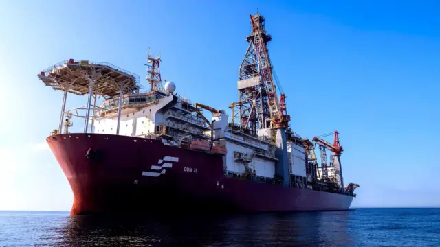 Foto de um navio de perfuração de poços de petróleo no mar.