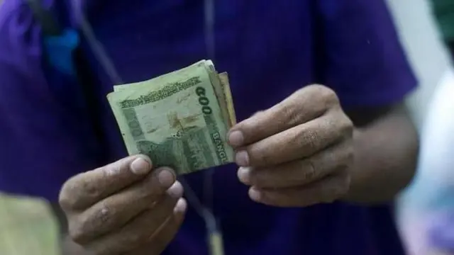 অনেকেই মনে করেন রাজনৈতিক স্থিতিশীলতা নির্ভর করবে অর্থনৈতিক সংকট কীভাবে সরকার মোকাবেলা করে তার ওপর