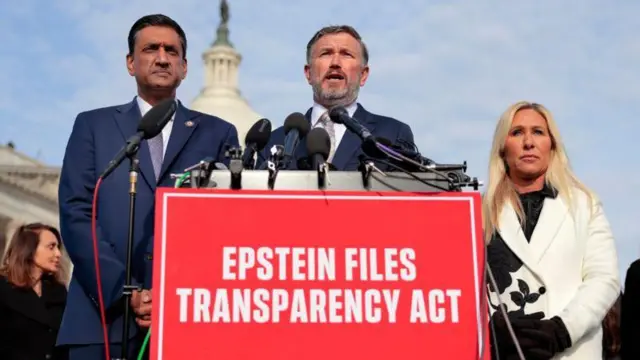 केंटकी से प्रतिनिधि सभा के रिपब्लिकन सदस्य थॉमस मैसी ने दस्तावेज़ जारी करने की दिशा में अग्रणी भूमिका निभाई थी.