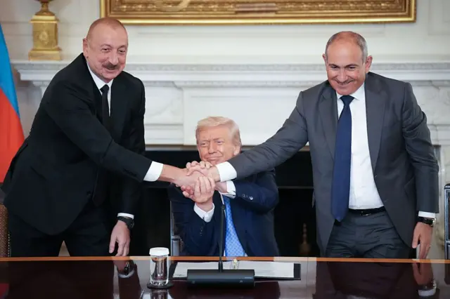 Azerbaycan Cumhurbaşkanı İlham Aliyev, ABD Başkanı Donald Trump ve Ermenistan Başbakanı Nikol Paşinyan Beyaz Saray'daki görüşmeleri sırasında gülümseyerek el sıkışıyor.