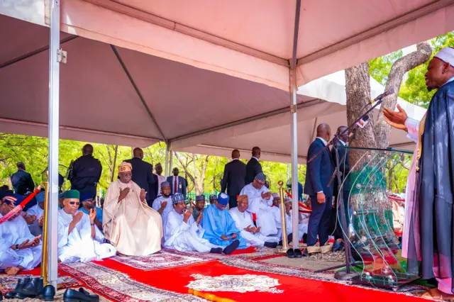 Nigeria President, Bola Tinubu wit oda cabinet members go pray for national mosque.