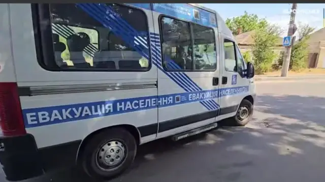 Көпүрөнүн үстүнкү катмары бузулгандыктан, элди кичи автобустар ташып жатат