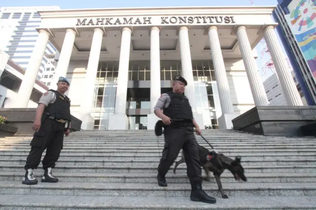 Dua penjaga sedang berpatroli di gedung MK.