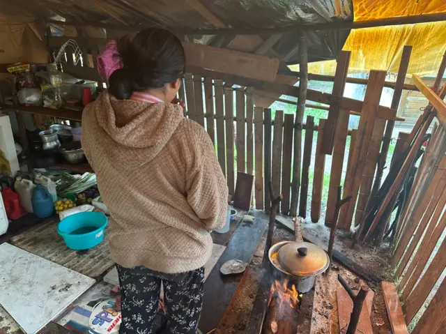 La embera Ángela Zapata en su cocina. 