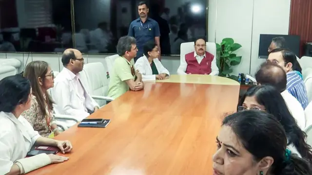 नवी दिल्लीत आज केंद्रीय मंत्री जे. पी. नड्डा यांनी आरएमएल (RML) रुग्णालयात जाऊन डॉक्टरांची भेट घेतली.