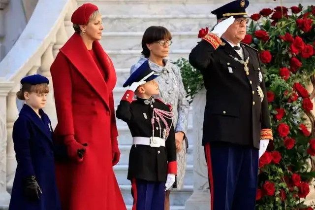 El príncipe Alberto de Mónaco en uniforme, con su familia, celebrando el día nacional del principado 