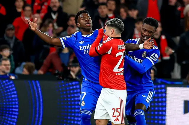 Vinícius Júnior (Real Madrid ) et Gianluca Prestianni (Benfica) se disputent lors du match aller des barrages de la Ligue des champions de l'UEFA, le 17 février 2026 à Lisbonne, Portugal. 