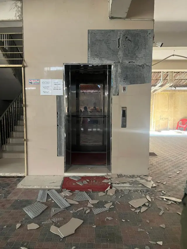 রাজধানীর একটি ভবনের লিফটের ভূমিকম্পের পরের চিত্র