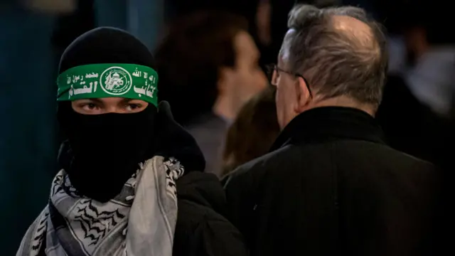 متظاهر مؤيد للفسطينيين يرتدي عصبة رأس تحمل شعار حماس خلال احتجاج في نيويورك ضد تجدد الغارات الإسرائيلية على قطاع غزة
