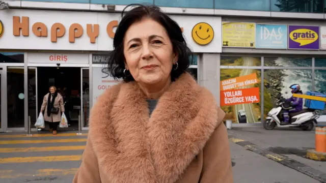 Beylikdüzü'nden Feryal Temel, sokakta BBC Türkçe'ye konuşuyor. 