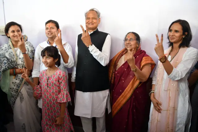 अपने परिवार के साथ मुख्यमंत्री अशोक गहलोत