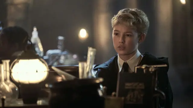 Lox Pratt como Draco Malfoy em imagem de Harry Potter