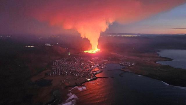 La lava ardiendo ilumina el pueblo de Grindavick en Islandia.