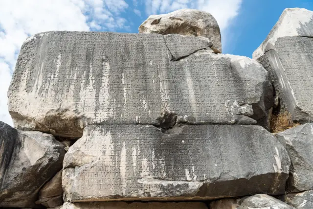 Stratonikeia'daki meclis binasının duvarında eski bir takvim yazıtı bulunuyor