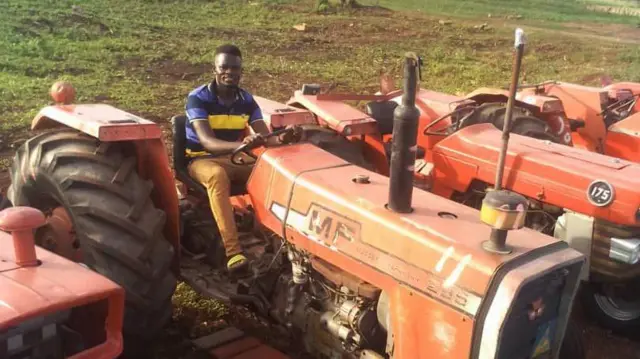 Matan Yajabi sur un de ses tracteurs