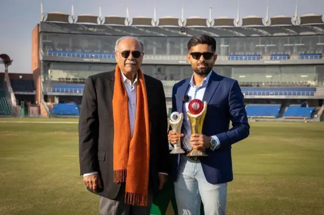 पाकिस्तान क्रिकेट बोर्ड के पूर्व प्रमुख नजम सेठी (मफलर में)