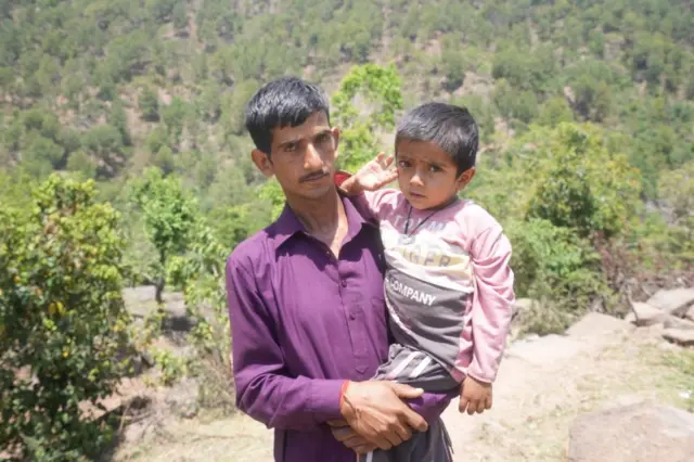 शम्भुराम मजदुरी गरेर दैनिक ४०० देखि ५०० रुपियाँ कमाइरहेका छन्। 