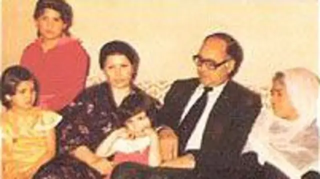 سلطانعلی کشتمند پس از آزادی از زندان در ميان جمعی از اعضای خانواده‌اش