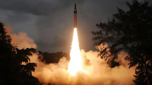 Rudal Agni-5 India yang berkemampuan nuklir memiliki jangkauan lebih dari 5.000 km