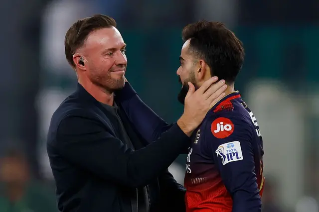 ஆர்சிபி, விராட் கோலி , ipl final, ஐபிஎல் சாம்பியன்  மனைவி அனுஷ்கா ஷர்மாவை அணைத்து வெற்றியின் மகிழ்ச்சியை பகிர்ந்து கொள்கிறார் விராட் கோலி