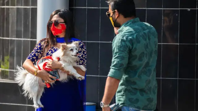 পোষা কুকুর নিয়ে এক নারী।