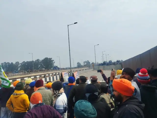 शंभू सीमा पर पुलिस की ओर से लगाए गए अवरोधक