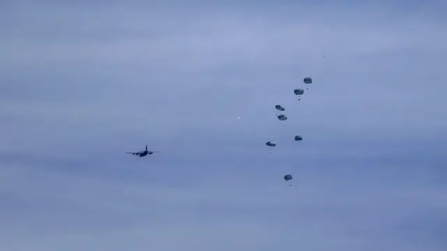 Sebuah pesawat Yordania menjatuhkan bantuan kemanusiaan ke Gaza Utara.