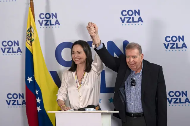 María Corina Machado alza la mano de Edmundo González.
