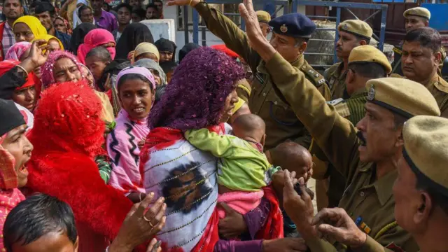 স্বামী, ছেলেদের গ্রেপ্তার করা হয়েছে, পরিবারগুলো হাজির হয়েছে থানায়