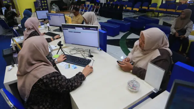 Kementerian Keuangan (Kemenkeu) mencatat realisasi penerimaan pajak hingga akhir Desember 2025 mencapai Rp1.917,6 triliun atau 87,6 persen dari target Anggaran Pendapatan dan Belanja Negara (APBN) 2025 yang mencapai Rp2.189,3 triliun. 
