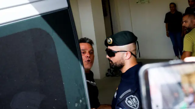 Francuz Marc B przybywający w piątek do sądu w Setúbal, eskortowany przez funkcjonariusza policji.