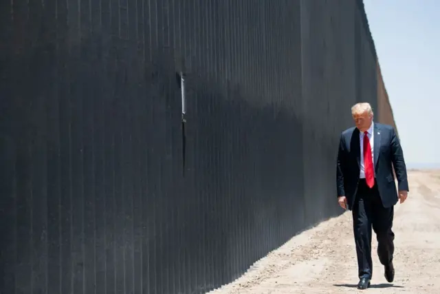 Trump en el muro fronterizo de Arizona
