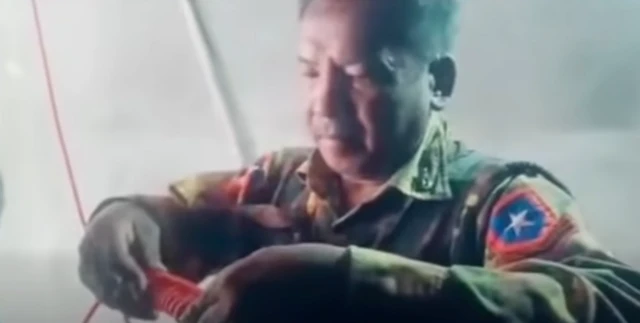 မြေအောက်ဆေးရုံကို ဖောက်ခွဲဖို့ စစ်ကော်မရှင်တပ်ဖွဲ့ဝင်တစ်ဦးက မိုင်းတပ်ဆင်နေတဲ့ မြင်ကွင်း