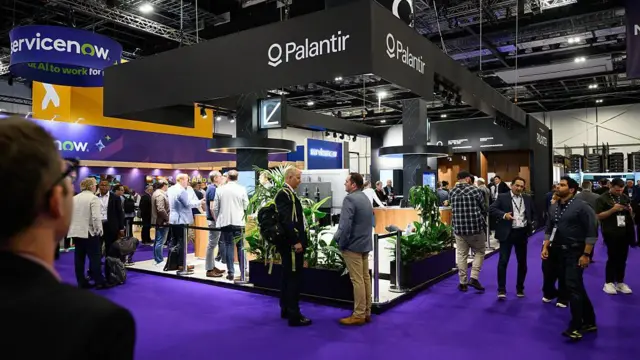 Stand da Palantir em uma conferência sobre tecnologia